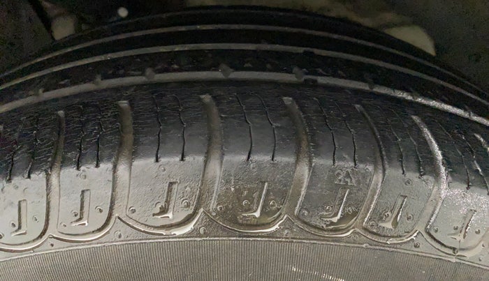 2014 Mahindra XUV500 W8, Diesel, Manual, 81,842 km, Left Front Tyre Tread