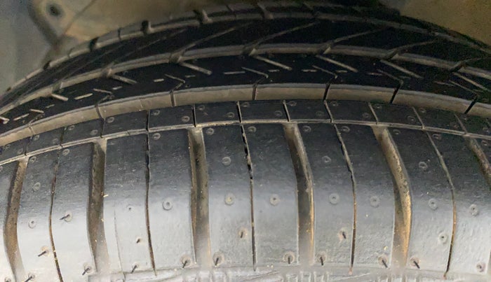 2014 Hyundai Grand i10 ASTA 1.2 KAPPA VTVT, Petrol, Manual, 1,24,531 km, Left Front Tyre Tread