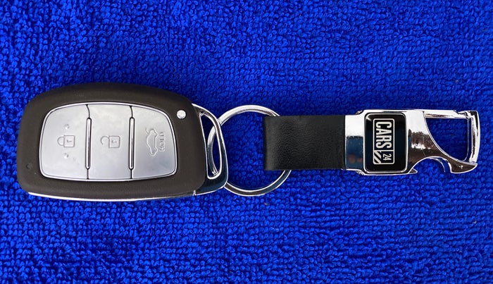 2020 Hyundai AURA SX (O) MT, Petrol, Manual, 32,578 km, Key Close Up