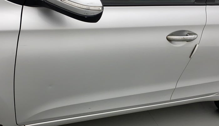 2017 Hyundai Elite i20 SPORTZ 1.2, Petrol, Manual, 1,12,336 km, Front passenger door - Slight discoloration