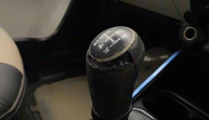 2017 Maruti IGNIS DELTA 1.2, Petrol, Manual, 18,403 km, Gear lever - Knob has minor damage