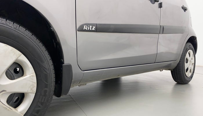 2011 Maruti Ritz VXI, Petrol, Manual, 71,841 km, Left running board - Paint is slightly faded