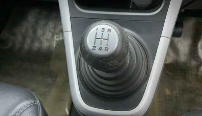 2011 Maruti Ritz VXI, Petrol, Manual, 71,841 km, Gear lever - Knob has minor damage