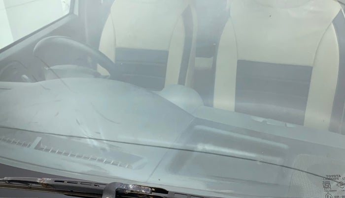 2013 Toyota Etios Liva GD, Diesel, Manual, 1,06,211 km, Front windshield - Minor spot on windshield