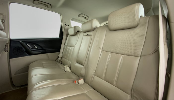 2015 Mahindra XUV500 W10, Diesel, Manual, 45,883 km, Right Side Rear Door Cabin