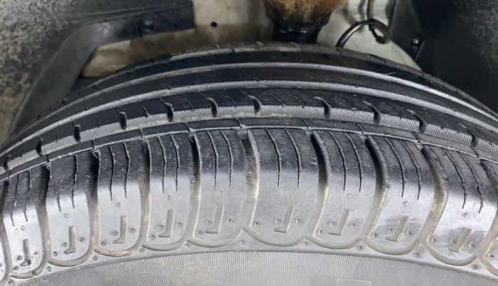 2015 Mahindra XUV500 W10, Diesel, Manual, 45,883 km, Left Front Tyre Tread
