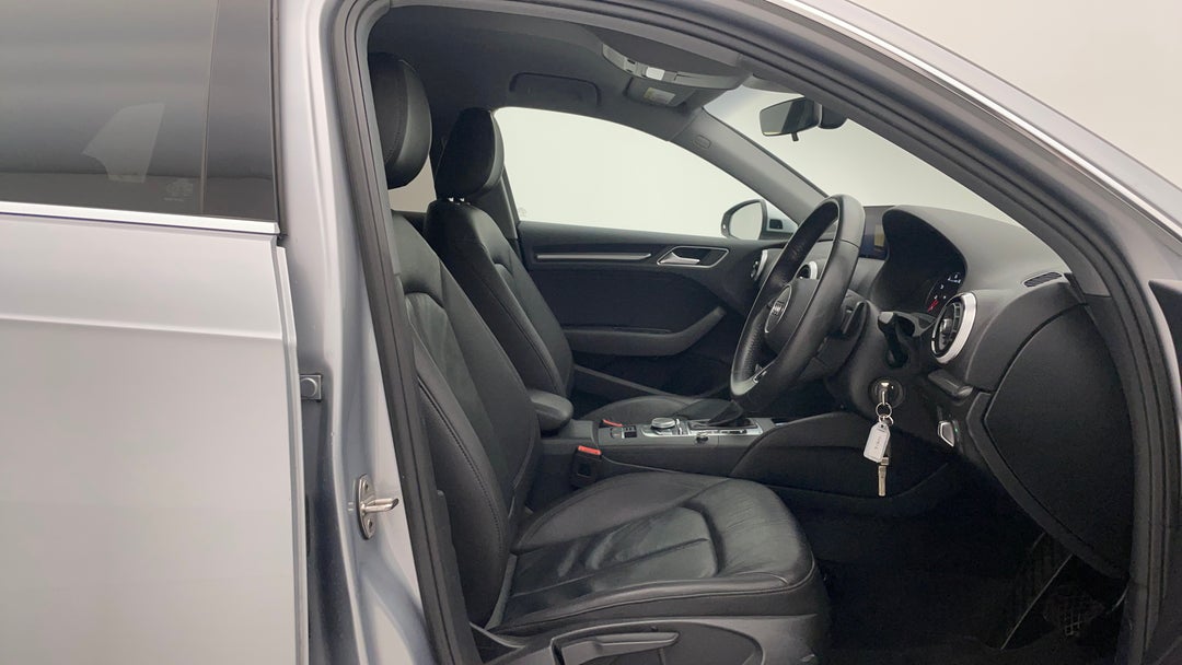 2019 Audi A3 35 Tfsi  (1.4 Tfsi Cod), Automatic, 84670 km, Right Side Front Door Cabin View