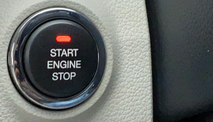 2021 Mahindra XUV300 W8(O), Diesel, Manual, 30,132 km, Keyless Start/ Stop Button