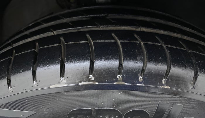 2015 Volkswagen Vento HIGHLINE PETROL, Petrol, Manual, 60,003 km, Right Front Tyre Tread