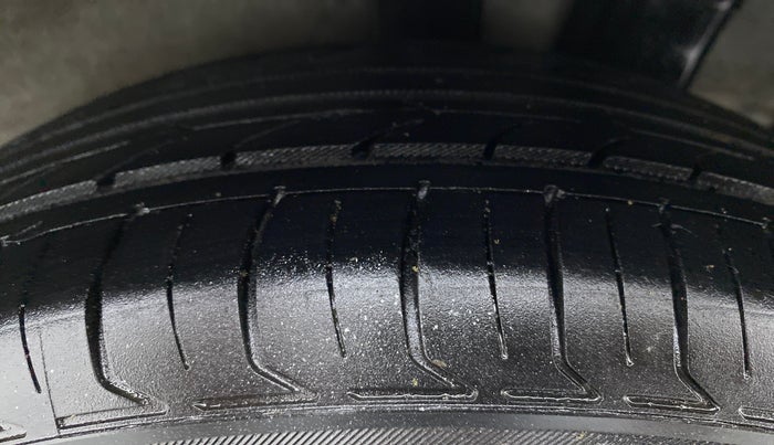 2015 Hyundai Grand i10 MAGNA 1.2 KAPPA VTVT, CNG, Manual, 75,716 km, Left Rear Tyre Tread