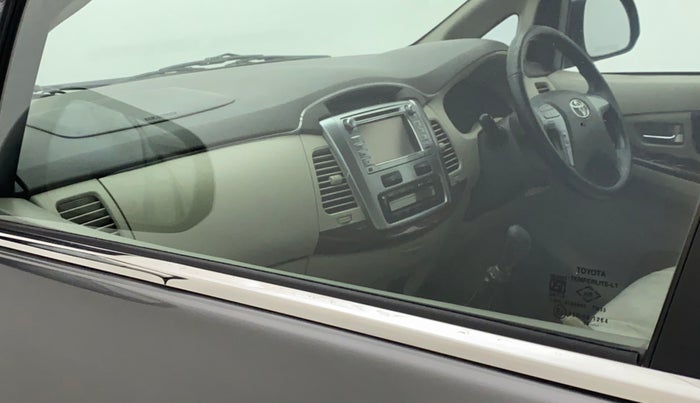 2014 Toyota Innova 2.5 VX 7 STR, Diesel, Manual, 93,272 km, Front passenger door - Beading has minor damage