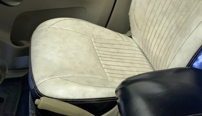 2014 Toyota Innova 2.5 VX 7 STR, Diesel, Manual, 93,272 km, Driver seat - Cover slightly stained