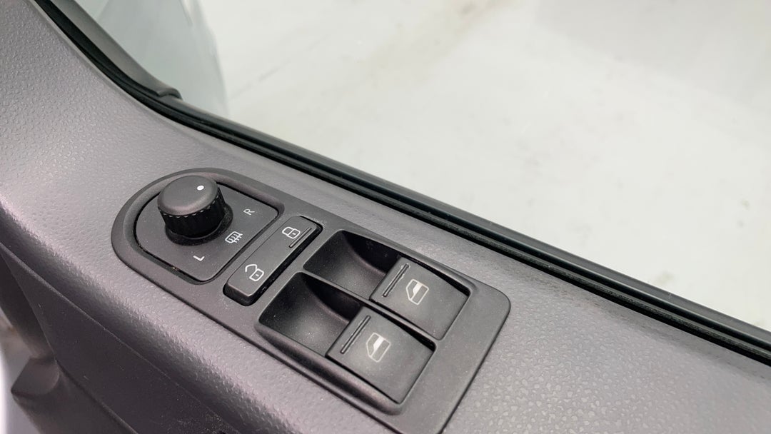 2015 Volkswagen Multivan Comfortline Tdi340, Automatic, 144392 km, Drivers Side Door Panel Controls