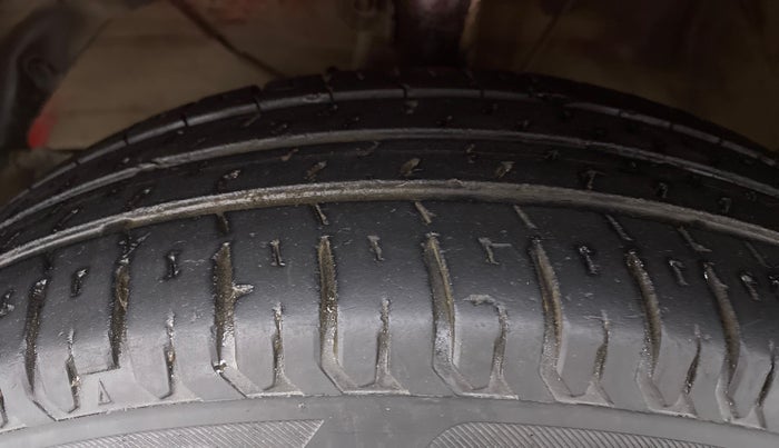 2019 Maruti Swift VXI D, Petrol, Manual, 48,359 km, Left Front Tyre Tread