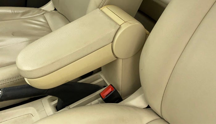 2011 Volkswagen Vento HIGHLINE 1.6 MPI, Petrol, Manual, 81,009 km, Front left seat (passenger seat) - Armrest has minor damage