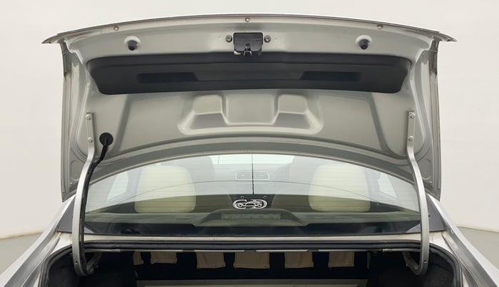 2011 Volkswagen Vento HIGHLINE 1.6 MPI, Petrol, Manual, 81,009 km, Boot Door Open