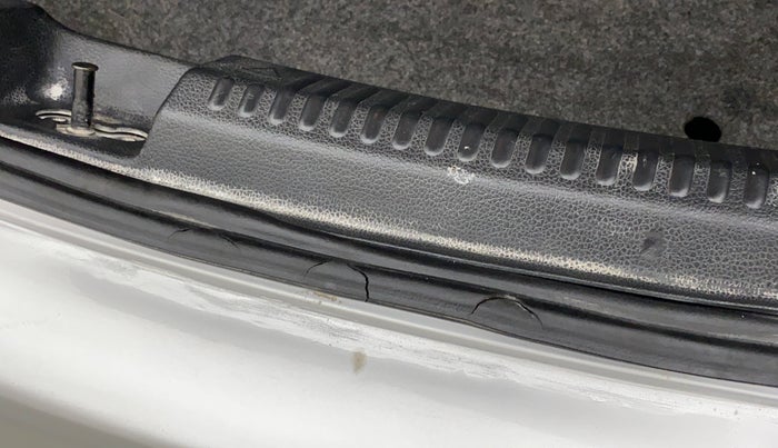 2011 Volkswagen Vento HIGHLINE 1.6 MPI, Petrol, Manual, 81,009 km, Dicky (Boot door) - Weather strip has minor damage