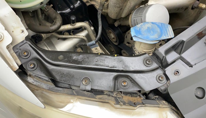 2011 Volkswagen Vento HIGHLINE 1.6 MPI, Petrol, Manual, 81,009 km, Right headlight - Clamp has minor damage
