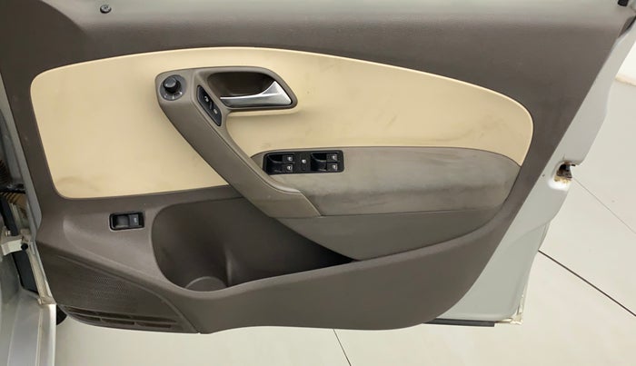 2011 Volkswagen Vento HIGHLINE 1.6 MPI, Petrol, Manual, 81,009 km, Driver Side Door Panels Control