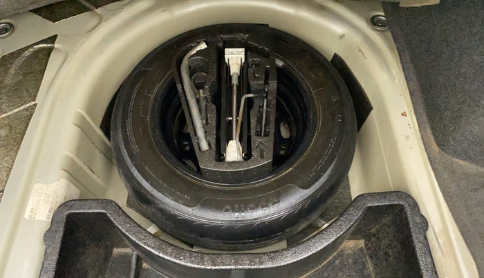 2011 Volkswagen Vento HIGHLINE 1.6 MPI, Petrol, Manual, 81,009 km, Spare Tyre