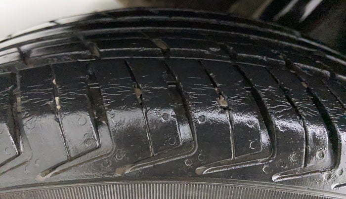 2016 Renault Kwid RXT, Petrol, Manual, 25,615 km, Left Front Tyre Tread