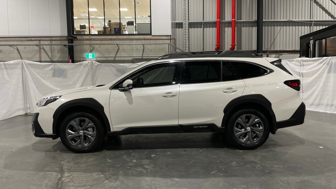 2021 Subaru Outback AWD, Automatic, 58213 km, Left Side View