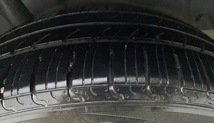 2017 Maruti Ertiga ZDI PLUS SHVS, Diesel, Manual, 96,839 km, Right Front Tyre Tread