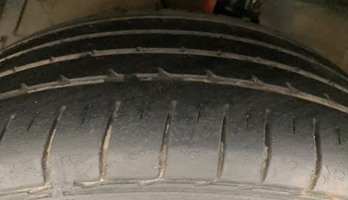 2015 Maruti Ciaz ZXI+, Petrol, Manual, 1,04,650 km, Left Front Tyre Tread