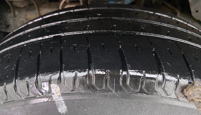 2015 Mahindra TUV300 T8 AT, Diesel, Automatic, 95,290 km, Left Front Tyre Tread