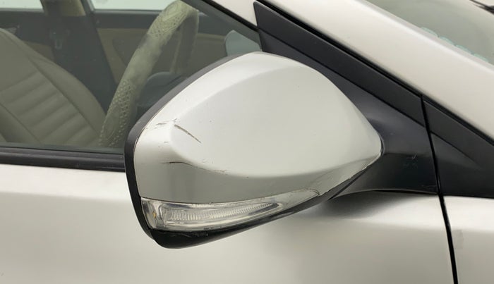 2014 Hyundai Verna FLUIDIC 1.4 VTVT, Petrol, Manual, 1,11,033 km, Right rear-view mirror - Indicator light not working