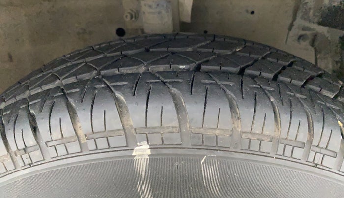 2014 Maruti Swift VXI D, Petrol, Manual, 83,133 km, Right Front Tyre Tread