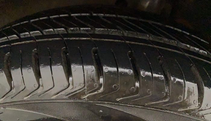 2017 Maruti Dzire ZXI AMT, CNG, Automatic, 60,595 km, Right Rear Tyre Tread