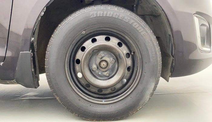 2015 Maruti Swift VXI, Petrol, Manual, 40,861 km, Right Front Wheel