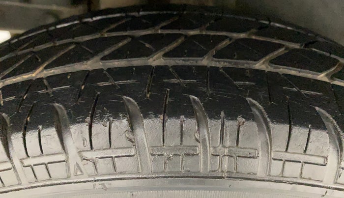 2015 Maruti Swift VXI, Petrol, Manual, 40,861 km, Right Rear Tyre Tread