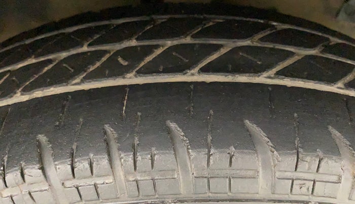 2015 Maruti Swift VXI, Petrol, Manual, 40,861 km, Right Front Tyre Tread