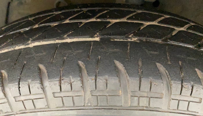 2015 Maruti Swift VXI, Petrol, Manual, 40,861 km, Left Front Tyre Tread