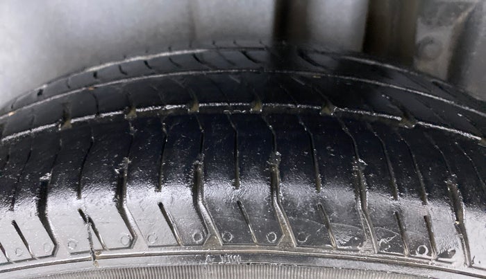 2015 Maruti Swift VDI ABS, Diesel, Manual, 75,447 km, Left Rear Tyre Tread