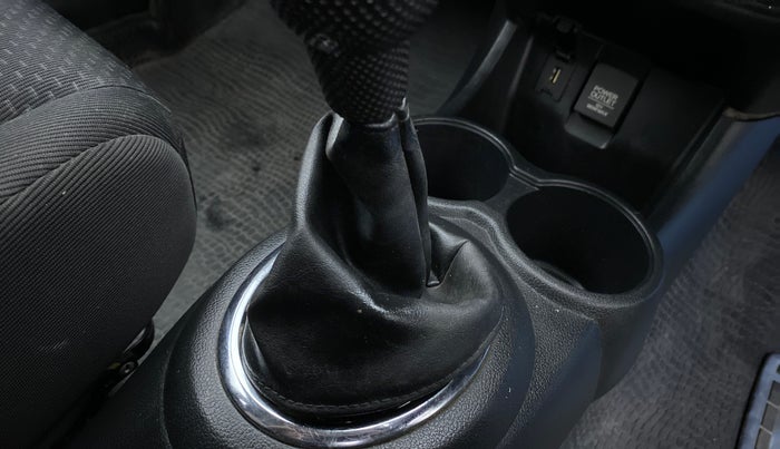 2017 Honda BR-V 1.5L I- DTEC S, Diesel, Manual, 65,395 km, Gear lever - Boot cover slightly torn