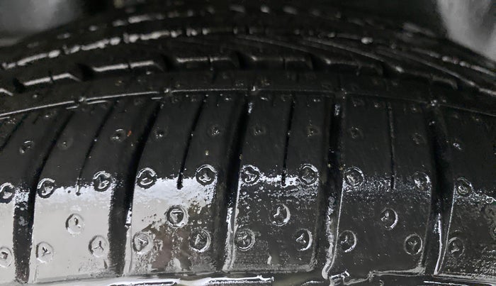 2018 Maruti Ciaz ALPHA 1.5 MT VTVT SHVS, Petrol, Manual, 30,895 km, Right Rear Tyre Tread
