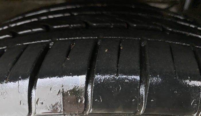 2018 Maruti Ciaz ALPHA 1.5 MT VTVT SHVS, Petrol, Manual, 30,895 km, Right Front Tyre Tread