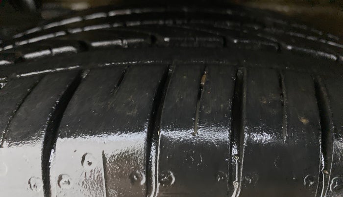 2018 Maruti Ciaz ALPHA 1.5 MT VTVT SHVS, Petrol, Manual, 30,895 km, Left Front Tyre Tread