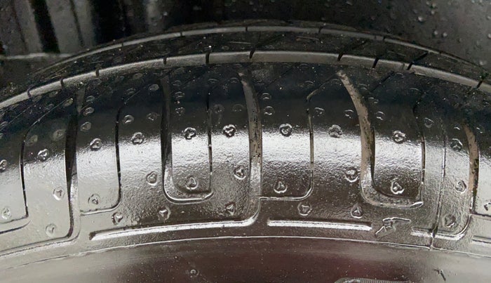 2013 Maruti Swift LXI D, Petrol, Manual, 43,685 km, Right Rear Tyre Tread