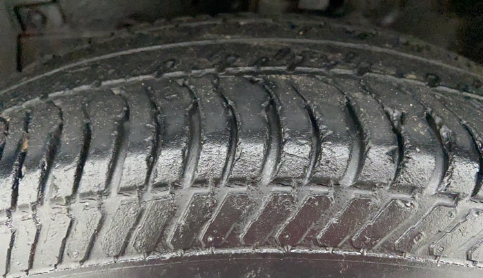 2013 Maruti Swift LXI D, Petrol, Manual, 43,685 km, Left Front Tyre Tread