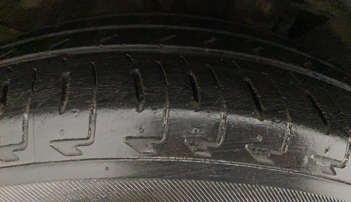 2017 Skoda Rapid AMBITION 1.5 TDI, Diesel, Manual, 1,23,383 km, Right Rear Tyre Tread