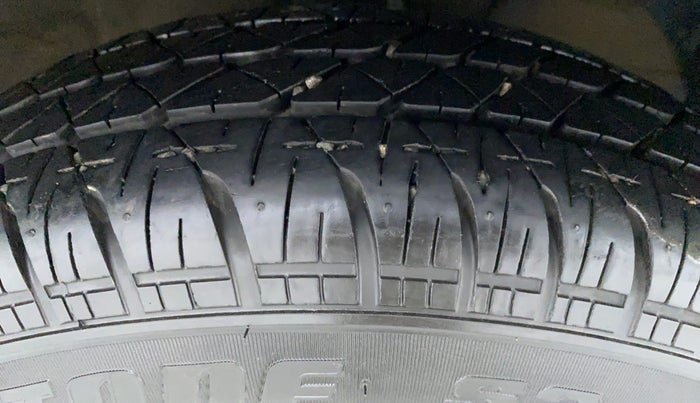 2017 Maruti Dzire VDI, Diesel, Manual, 1,07,372 km, Right Front Tyre Tread
