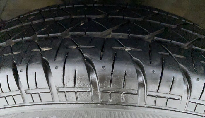 2017 Maruti Dzire VDI, Diesel, Manual, 1,07,372 km, Left Front Tyre Tread