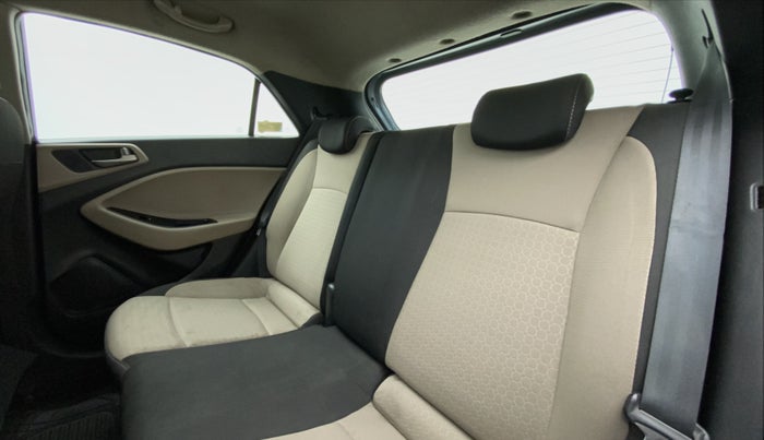 2015 Hyundai Elite i20 ASTA 1.2, Petrol, Manual, 1,06,320 km, Right Side Door Cabin View