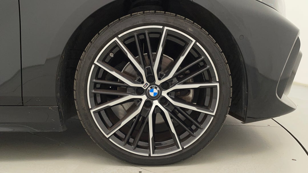 2021 BMW 1 18i M Sport, Automatic, 59213 km, Right Front Wheel