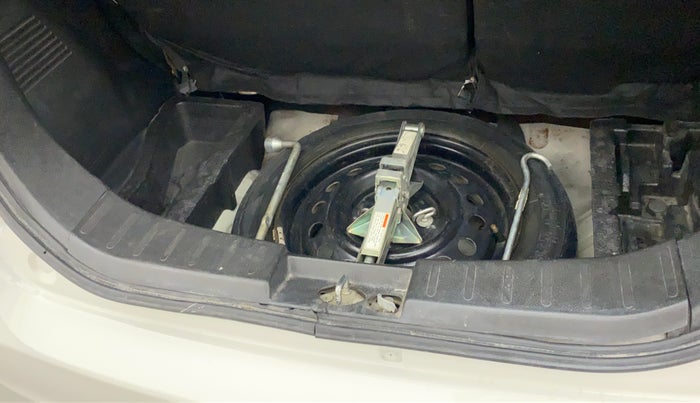 2016 Maruti Wagon R 1.0 VXI AMT, Petrol, Automatic, 91,825 km, Dicky (Boot door) - Weather strip has minor damage