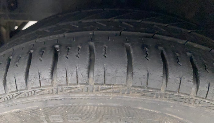 2017 Hyundai Eon MAGNA +, Petrol, Manual, 17,964 km, Left Front Tyre Tread